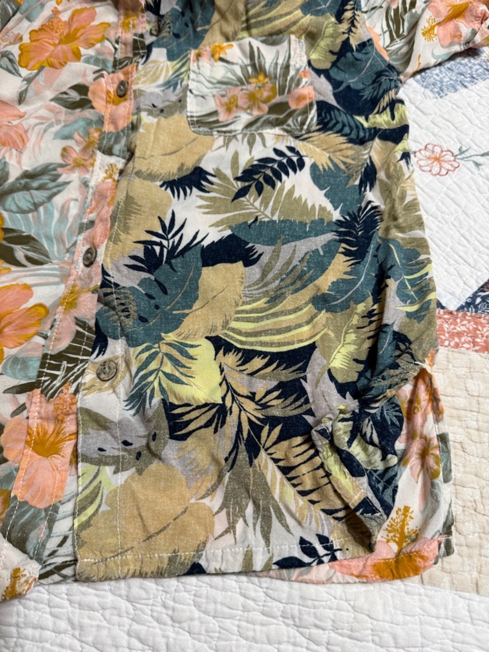 American Eagle Floral Button-Up in Beige, Navy & Teal - Picture 4 of 5